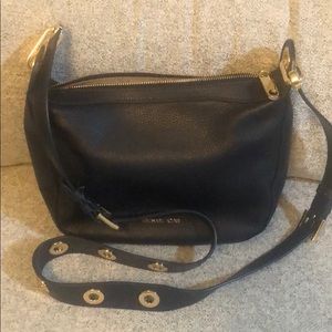 barlow medium pebbled leather messenger